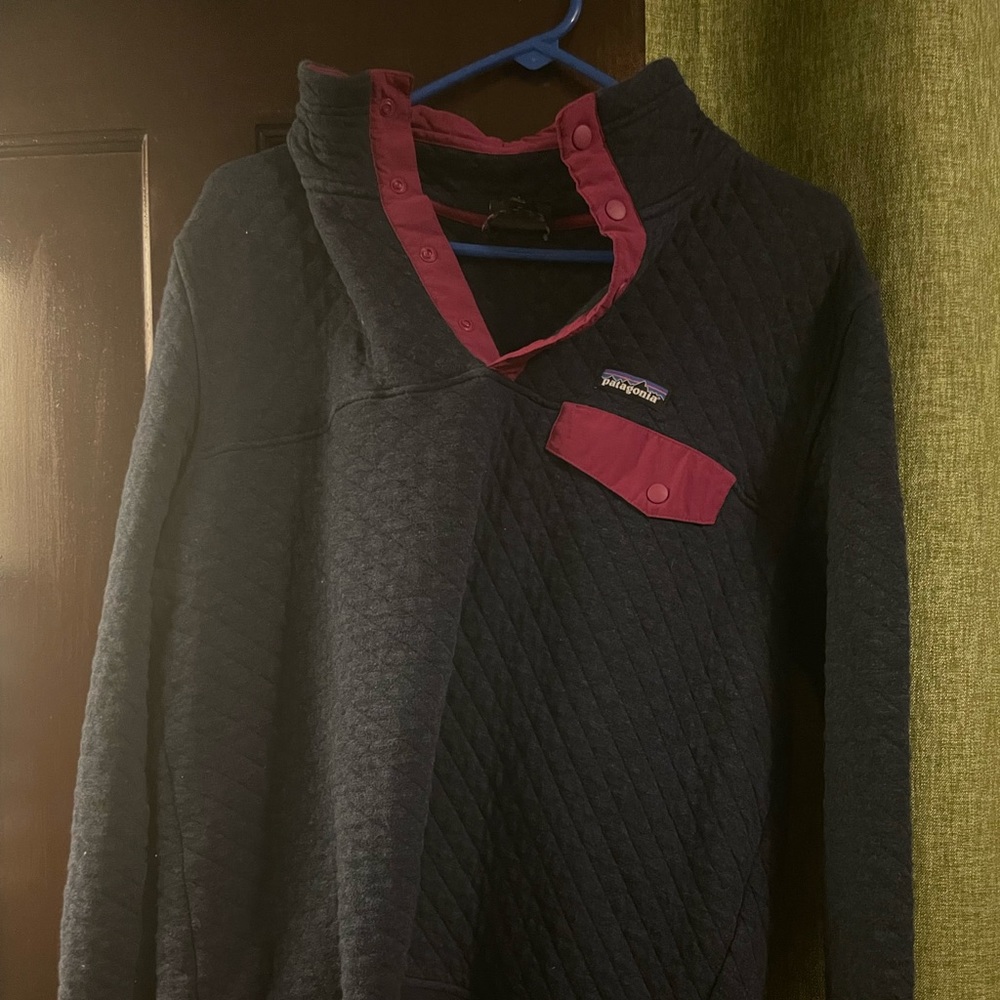 Large navy blue Patagonia quilt sweater